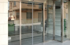 Puerta automática de vidrio Puertas Arriazu Fabricante de puertas en Navarra